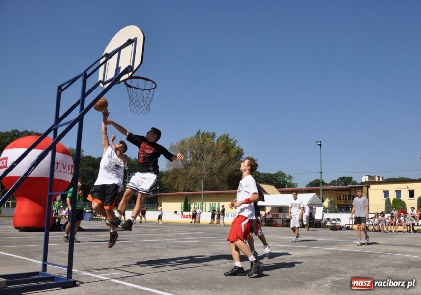 Zdjęcie w galerii na portalu naszraciborz.pl: 25 drużyn walczyło w turnieju streetballa wiadomości z regionu