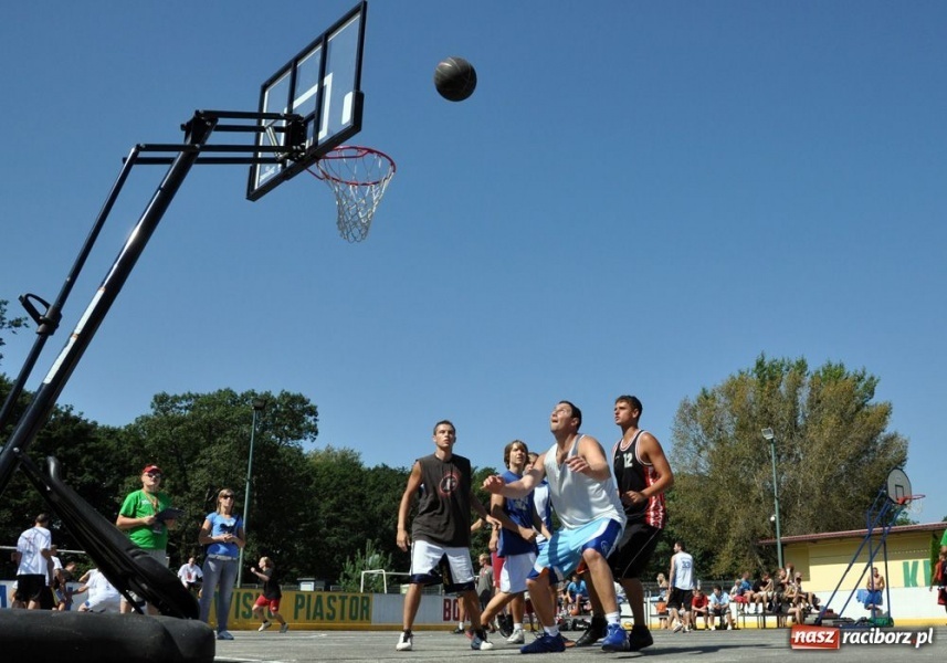 Zdjęcie w galerii na portalu naszraciborz.pl: 25 drużyn walczyło w turnieju streetballa wiadomości z regionu