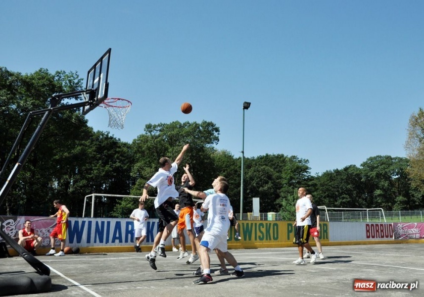 Zdjęcie w galerii na portalu naszraciborz.pl: 25 drużyn walczyło w turnieju streetballa wiadomości z regionu