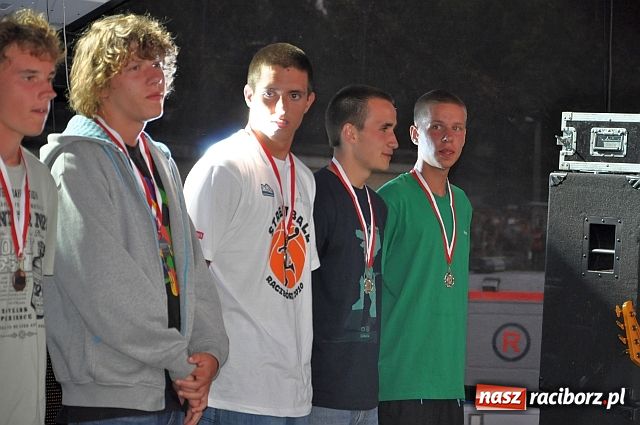 Zdjęcie w galerii na portalu naszraciborz.pl: 25 drużyn walczyło w turnieju streetballa wiadomości z regionu