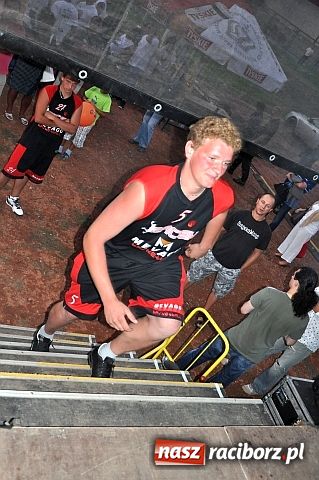 Zdjęcie w galerii na portalu naszraciborz.pl: 25 drużyn walczyło w turnieju streetballa wiadomości z regionu