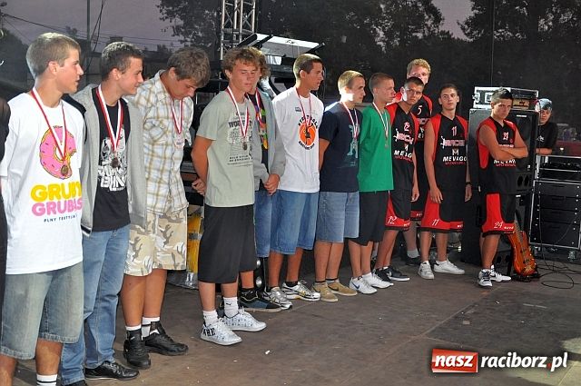 Zdjęcie w galerii na portalu naszraciborz.pl: 25 drużyn walczyło w turnieju streetballa wiadomości z regionu