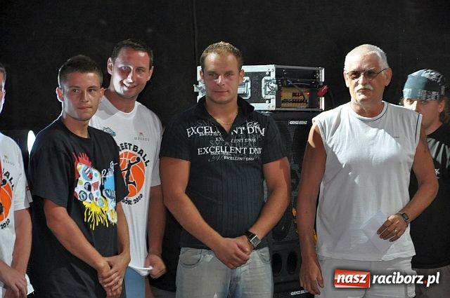 Zdjęcie w galerii na portalu naszraciborz.pl: 25 drużyn walczyło w turnieju streetballa wiadomości z regionu