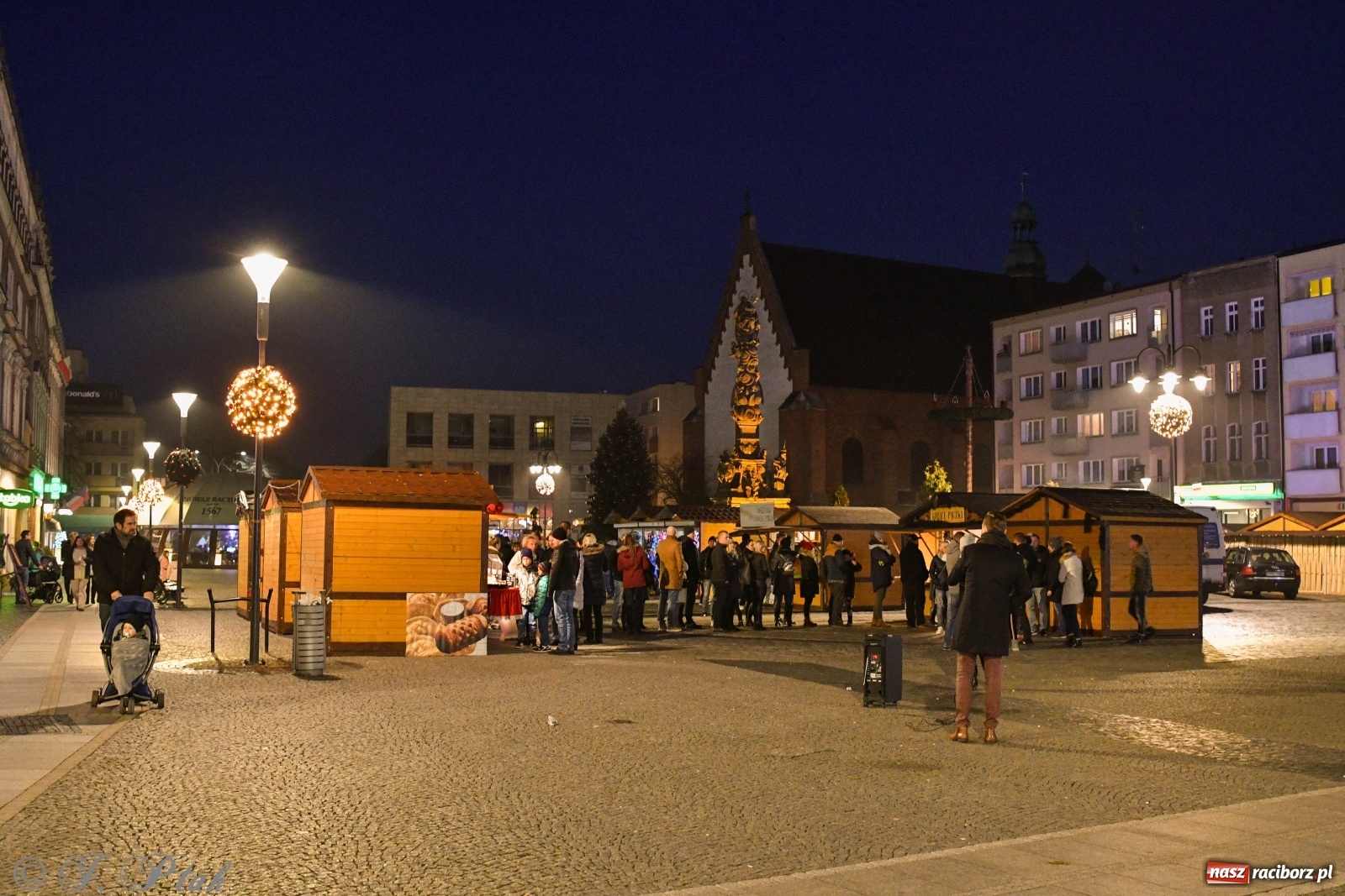 Zdjęcie w galerii na portalu naszraciborz.pl: Na raciborskim Rynku zapłonęła pierwsza adwentowa świeca wiadomości z regionu