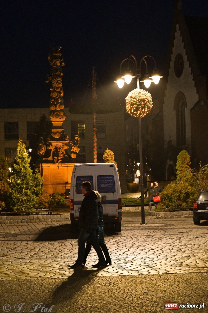 Zdjęcie w galerii na portalu naszraciborz.pl: Na raciborskim Rynku zapłonęła pierwsza adwentowa świeca wiadomości z regionu