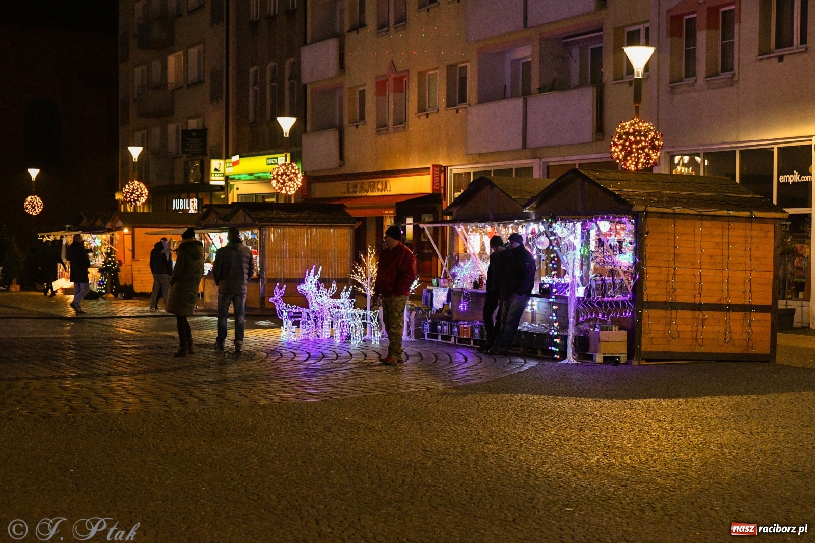 Zdjęcie w galerii na portalu naszraciborz.pl: Na raciborskim Rynku zapłonęła pierwsza adwentowa świeca wiadomości z regionu