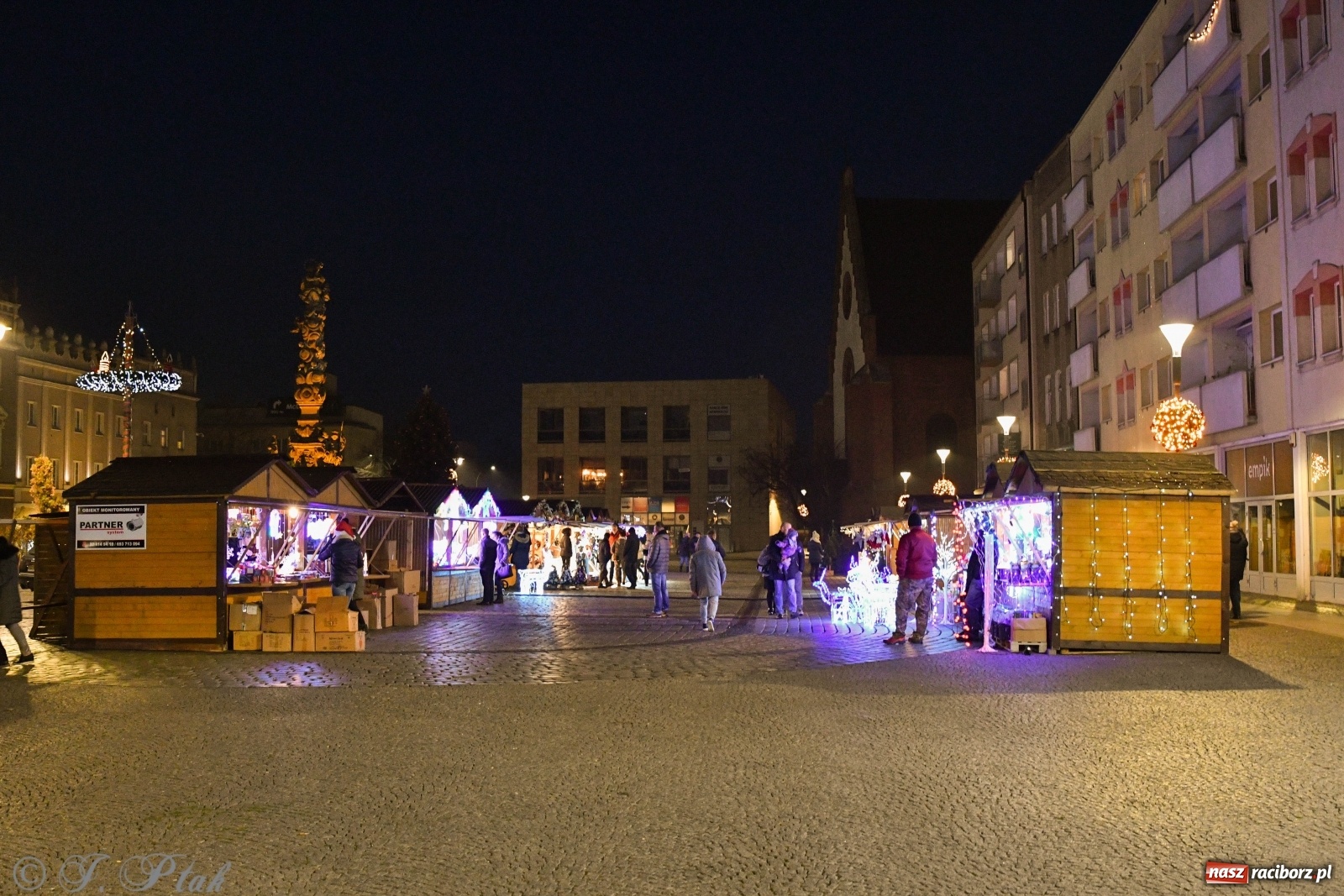 Zdjęcie w galerii na portalu naszraciborz.pl: Na raciborskim Rynku zapłonęła pierwsza adwentowa świeca wiadomości z regionu