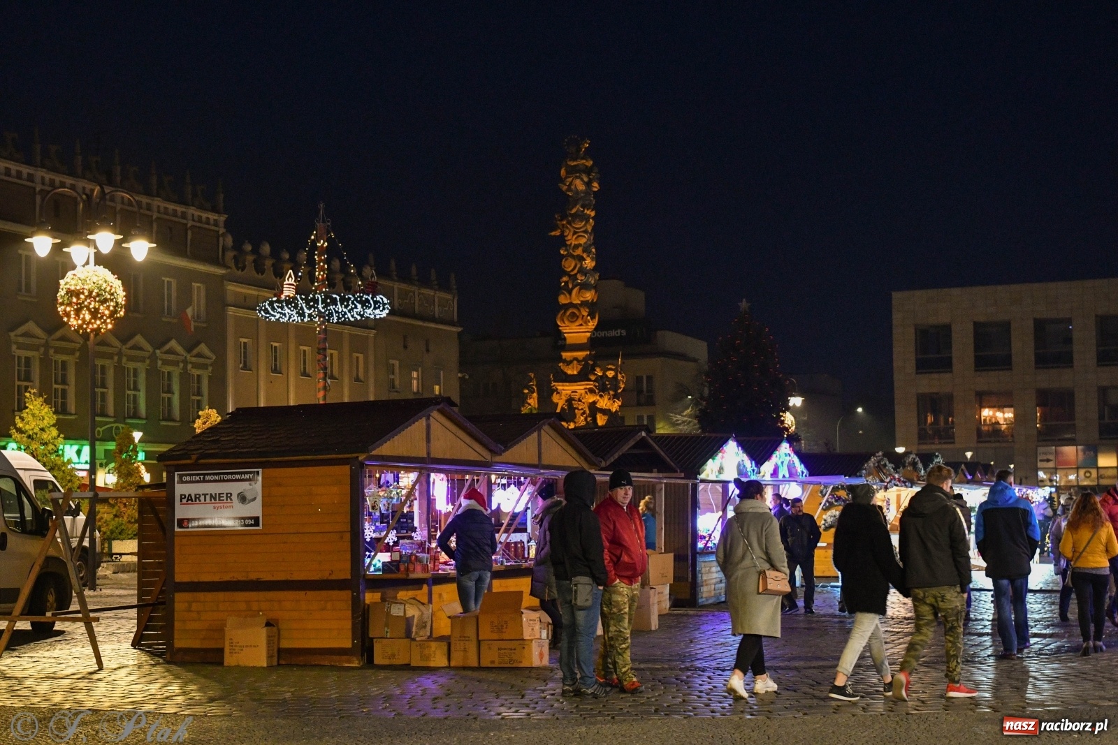 Zdjęcie w galerii na portalu naszraciborz.pl: Na raciborskim Rynku zapłonęła pierwsza adwentowa świeca wiadomości z regionu