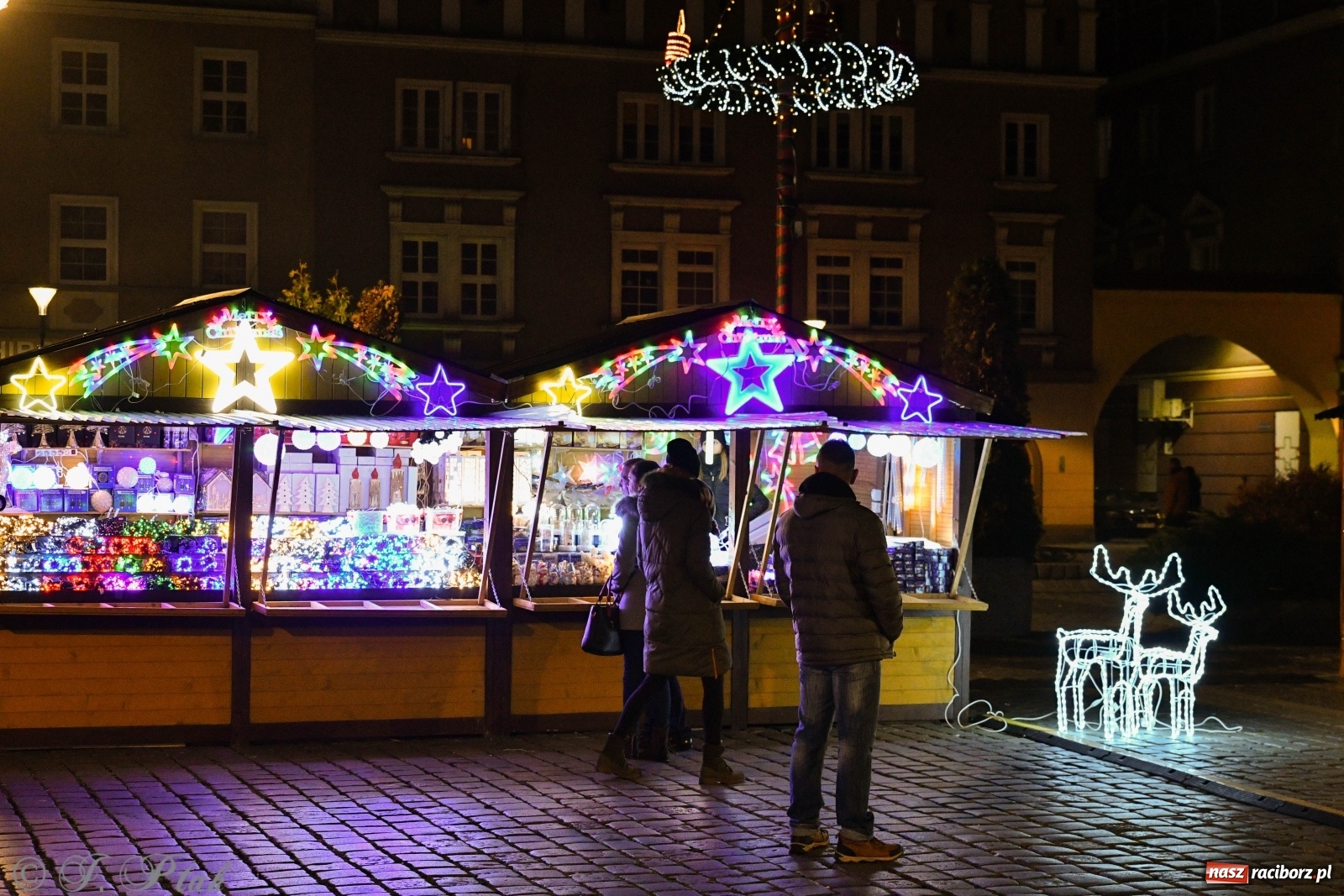Zdjęcie w galerii na portalu naszraciborz.pl: Na raciborskim Rynku zapłonęła pierwsza adwentowa świeca wiadomości z regionu