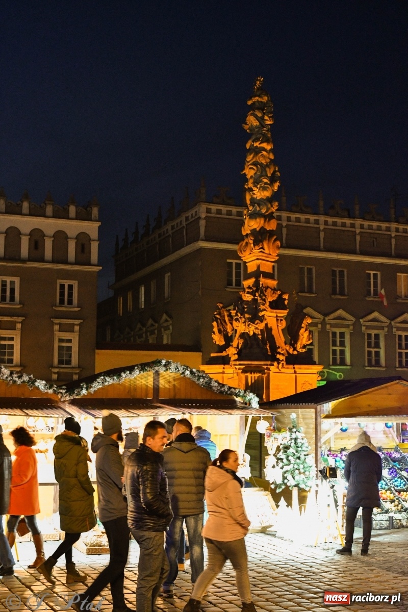 Zdjęcie w galerii na portalu naszraciborz.pl: Na raciborskim Rynku zapłonęła pierwsza adwentowa świeca wiadomości z regionu