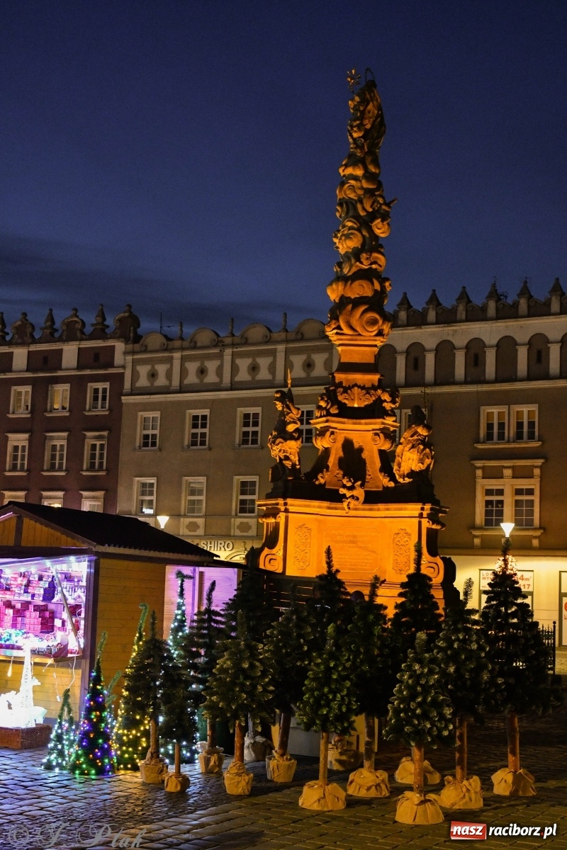 Zdjęcie w galerii na portalu naszraciborz.pl: Na raciborskim Rynku zapłonęła pierwsza adwentowa świeca wiadomości z regionu