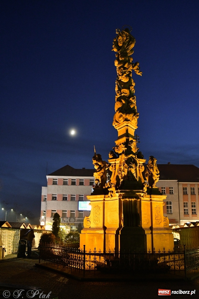 Zdjęcie w galerii na portalu naszraciborz.pl: Na raciborskim Rynku zapłonęła pierwsza adwentowa świeca wiadomości z regionu