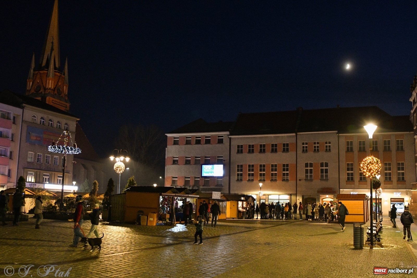 Zdjęcie w galerii na portalu naszraciborz.pl: Na raciborskim Rynku zapłonęła pierwsza adwentowa świeca wiadomości z regionu