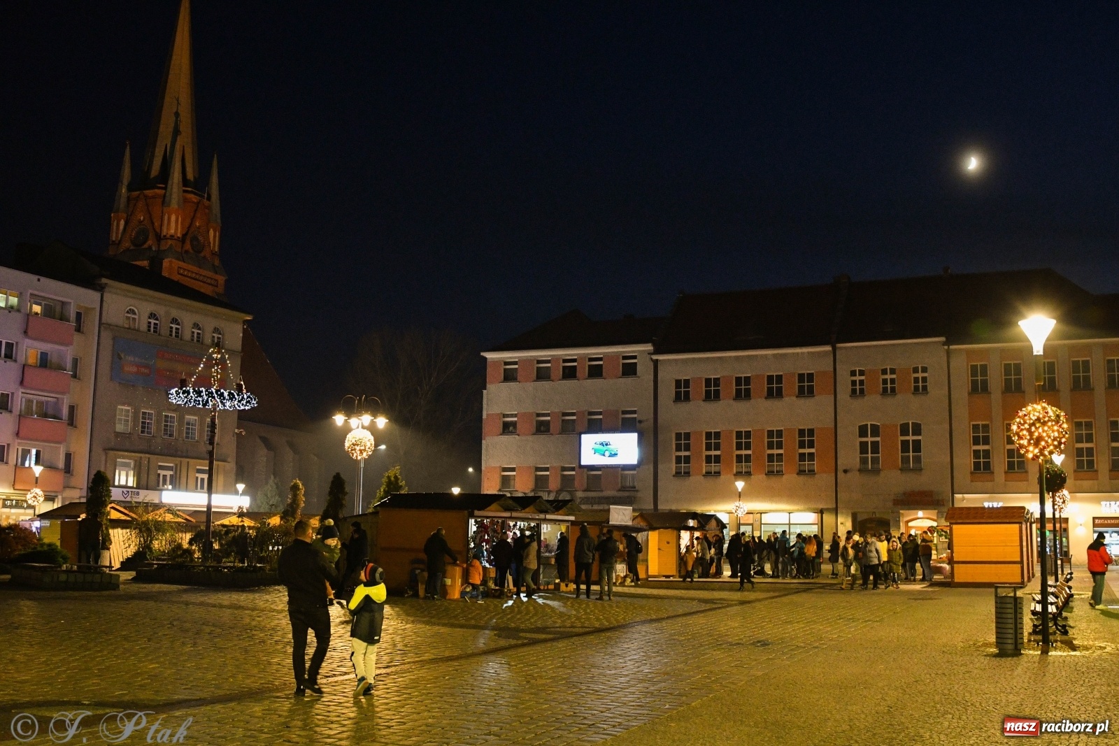 Zdjęcie w galerii na portalu naszraciborz.pl: Na raciborskim Rynku zapłonęła pierwsza adwentowa świeca wiadomości z regionu