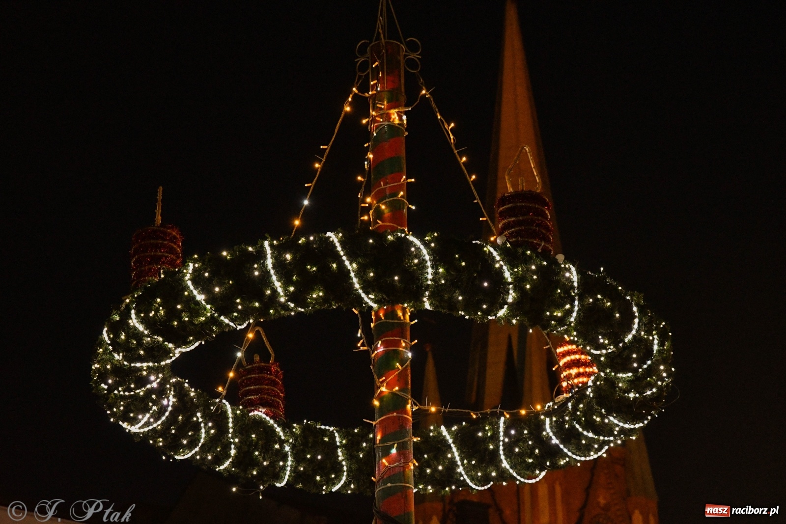 Zdjęcie w galerii na portalu naszraciborz.pl: Na raciborskim Rynku zapłonęła pierwsza adwentowa świeca wiadomości z regionu