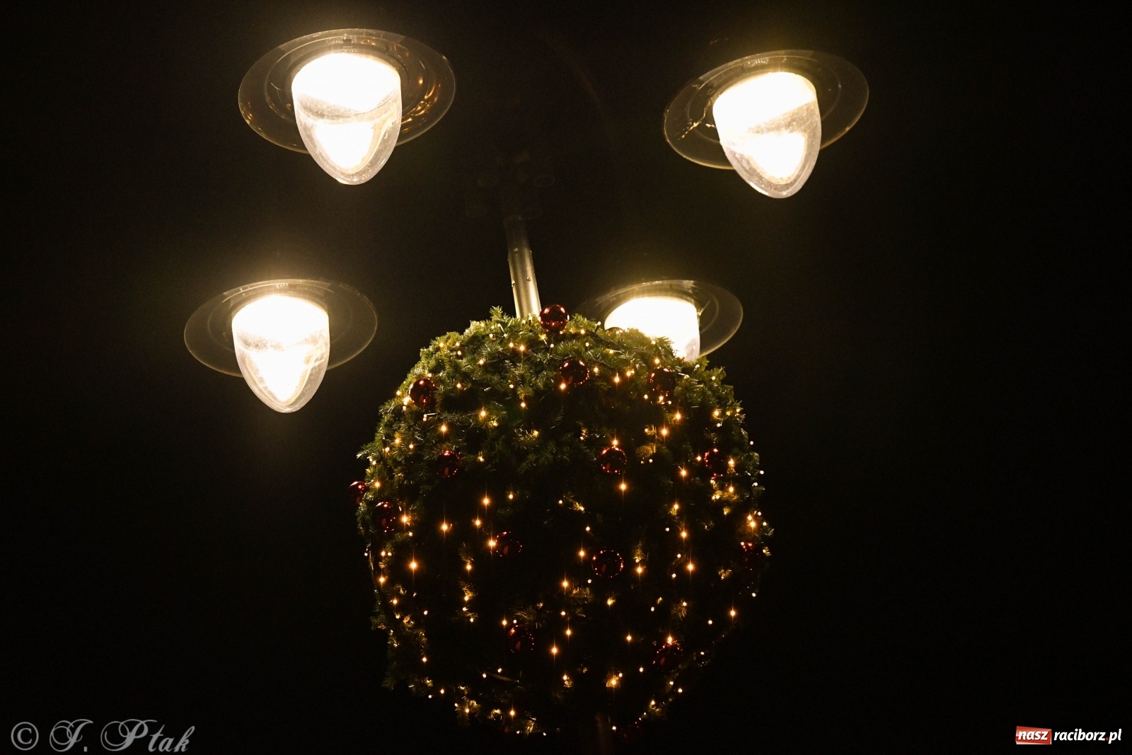 Zdjęcie w galerii na portalu naszraciborz.pl: Na raciborskim Rynku zapłonęła pierwsza adwentowa świeca wiadomości z regionu