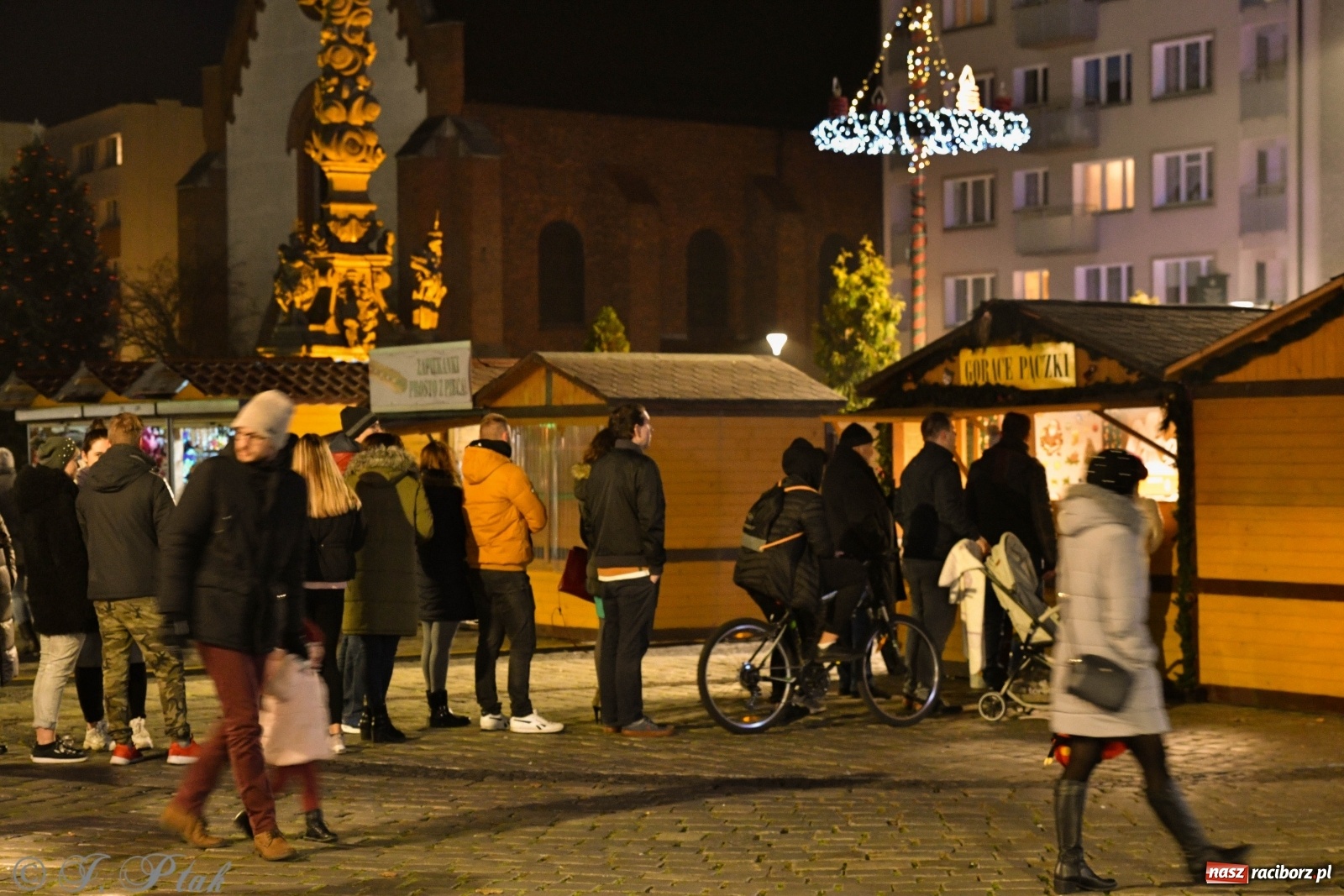 Zdjęcie w galerii na portalu naszraciborz.pl: Na raciborskim Rynku zapłonęła pierwsza adwentowa świeca wiadomości z regionu