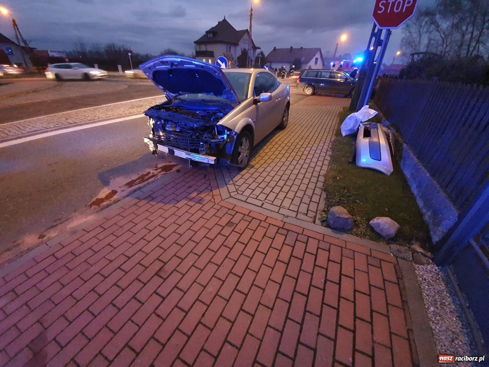 Zdjęcie w galerii na portalu naszraciborz.pl: Zderzenie dwóch pojazdów w Tworkowie wiadomości z regionu