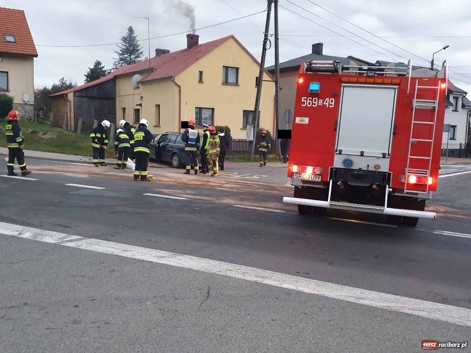 Zdjęcie w galerii na portalu naszraciborz.pl: Zderzenie dwóch pojazdów w Tworkowie wiadomości z regionu