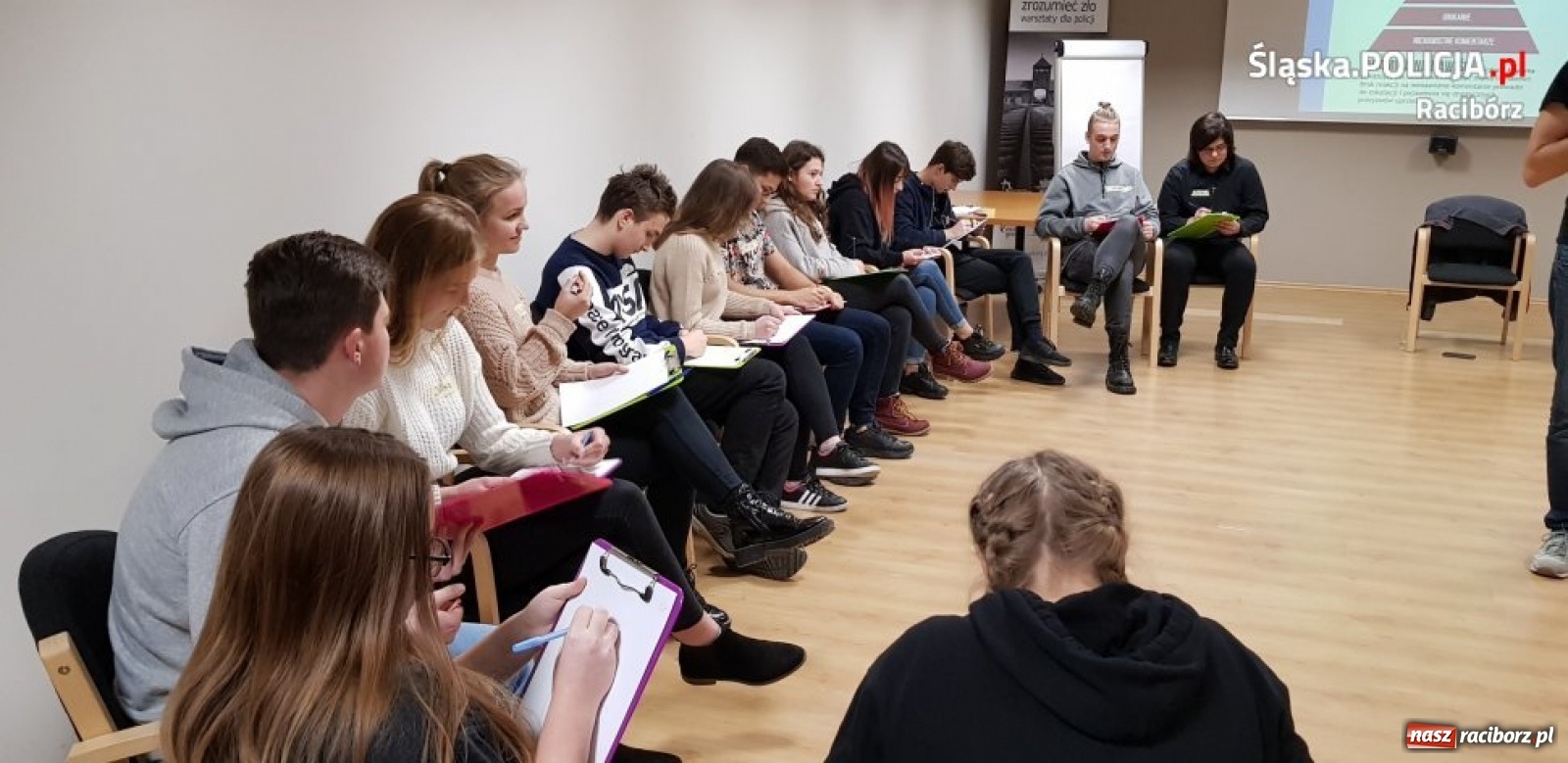 Zdjęcie w galerii na portalu naszraciborz.pl: Policjanci i uczniowie z Raciborza przeciw mowie nienawiści!  wiadomości z regionu
