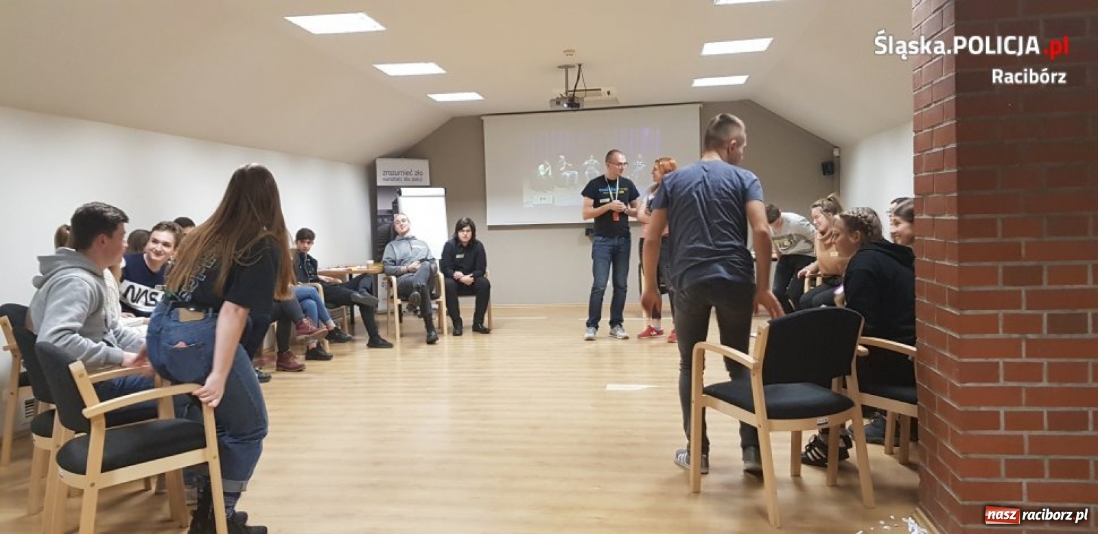 Zdjęcie w galerii na portalu naszraciborz.pl: Policjanci i uczniowie z Raciborza przeciw mowie nienawiści!  wiadomości z regionu