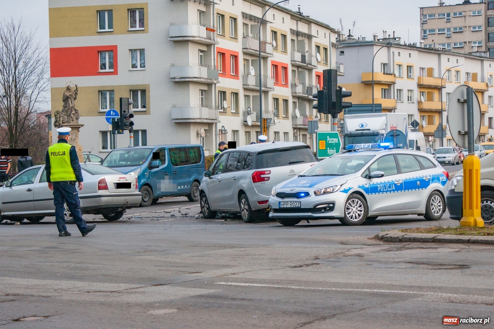 Zdjęcie w galerii na portalu naszraciborz.pl: Kraksa przy Mechaniku. 18-latek wymusił pierwszeństwo  wiadomości z regionu