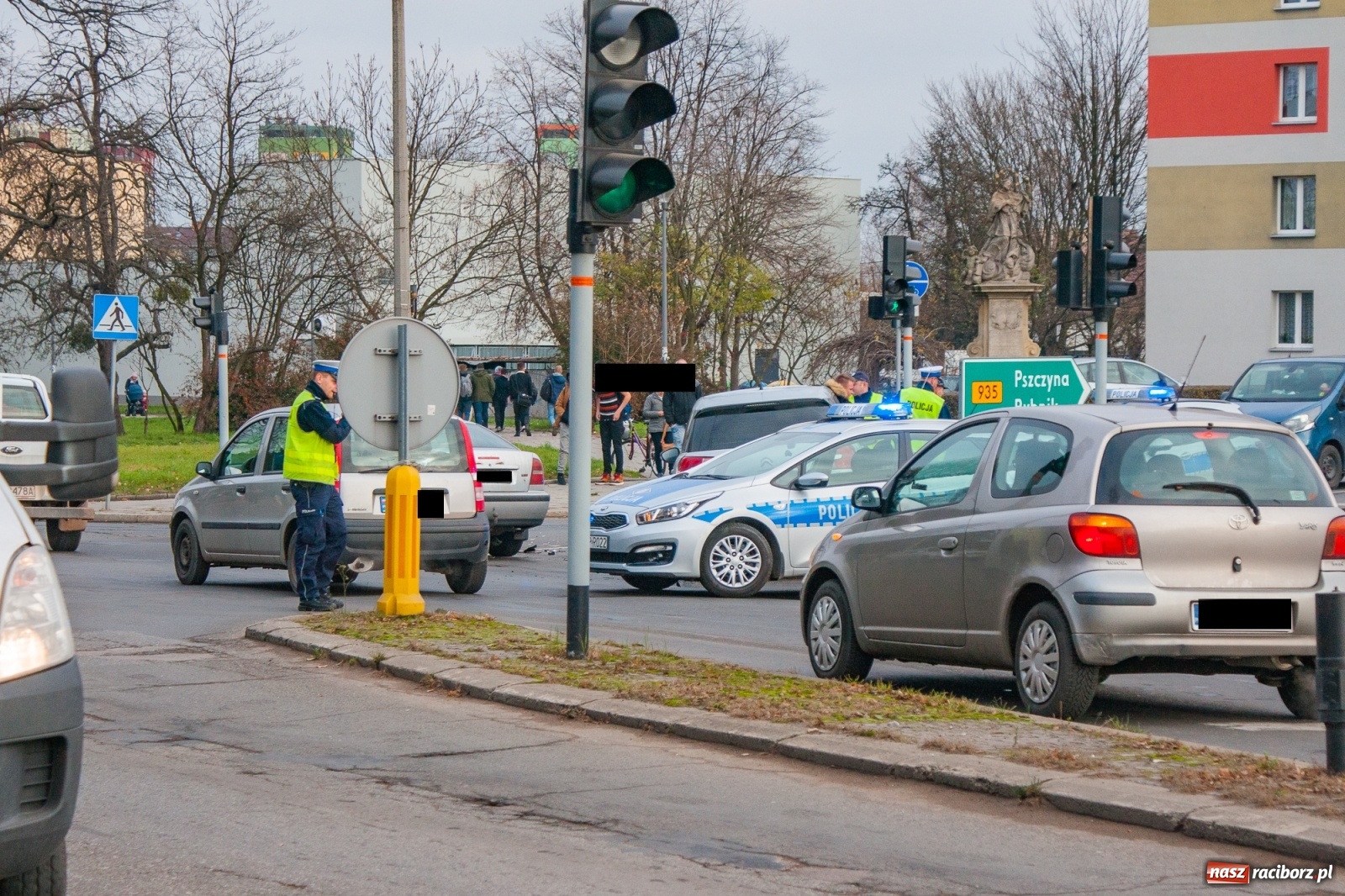 Zdjęcie w galerii na portalu naszraciborz.pl: Kraksa przy Mechaniku. 18-latek wymusił pierwszeństwo  wiadomości z regionu