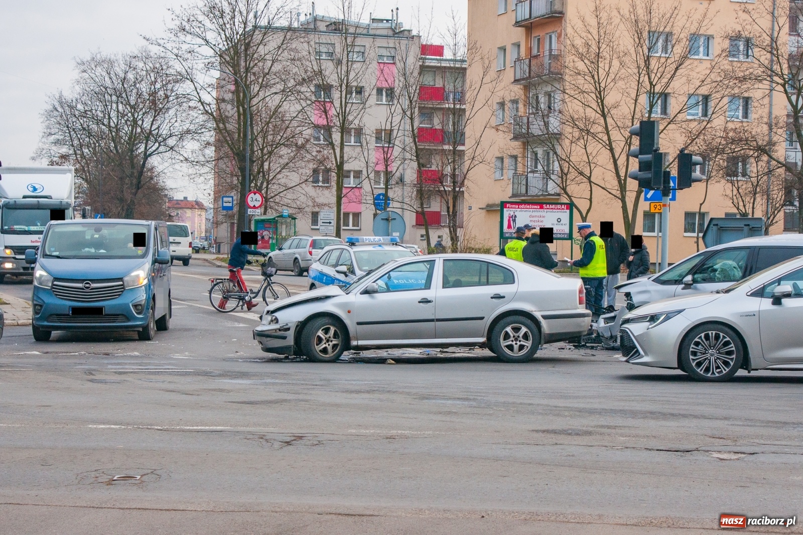 Zdjęcie w galerii na portalu naszraciborz.pl: Kraksa przy Mechaniku. 18-latek wymusił pierwszeństwo  wiadomości z regionu