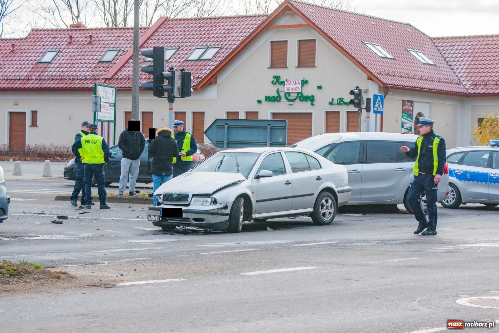Zdjęcie w galerii na portalu naszraciborz.pl: Kraksa przy Mechaniku. 18-latek wymusił pierwszeństwo  wiadomości z regionu