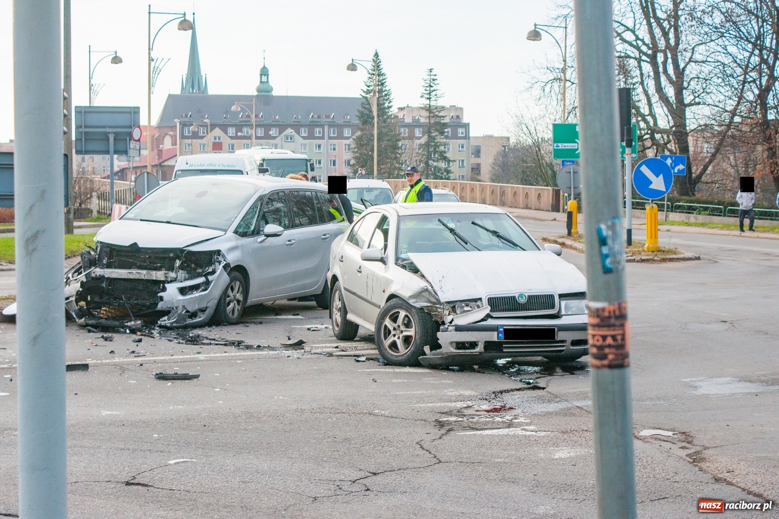 Zdjęcie w galerii na portalu naszraciborz.pl: Kraksa przy Mechaniku. 18-latek wymusił pierwszeństwo  wiadomości z regionu