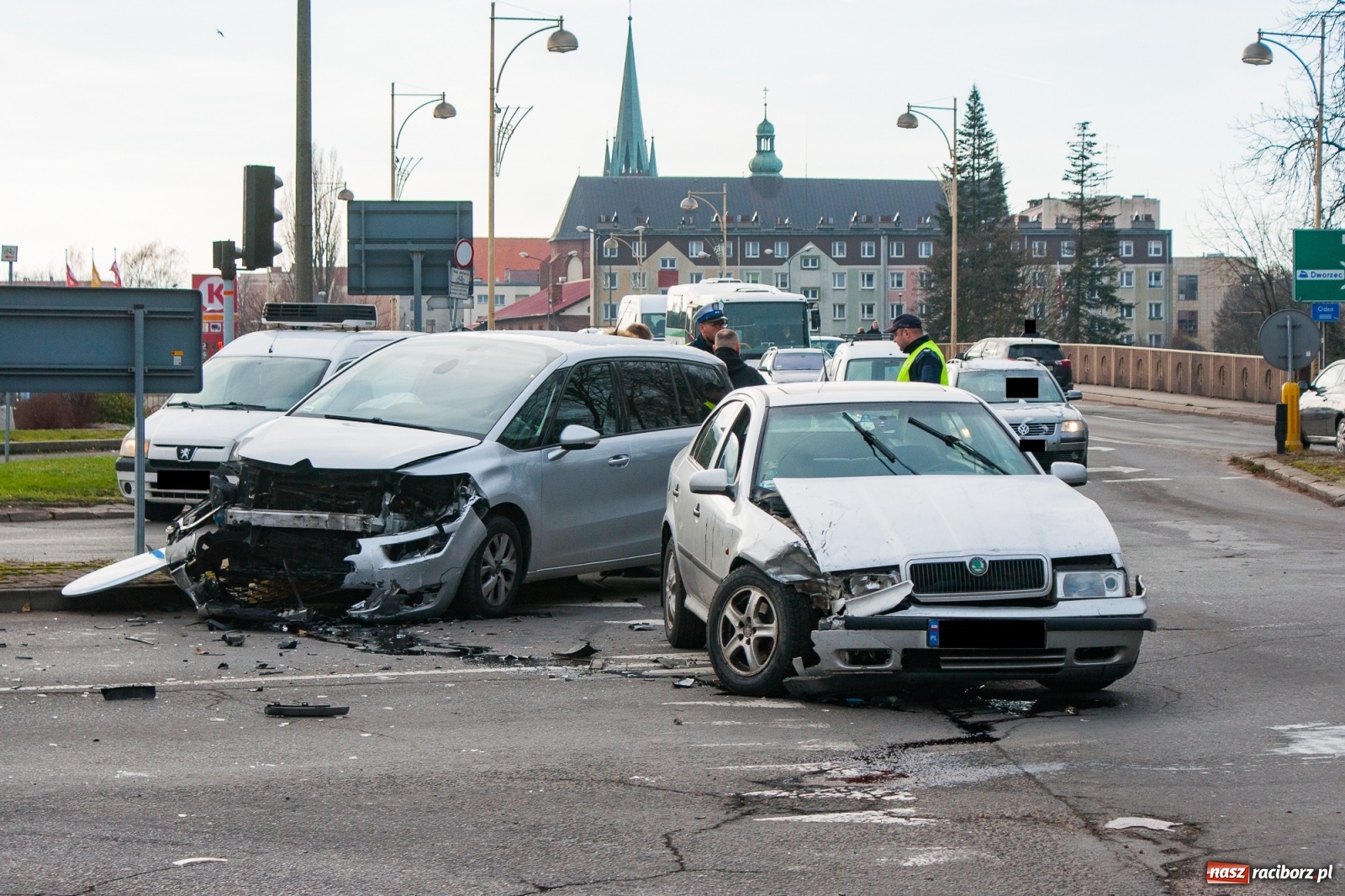 Zdjęcie w galerii na portalu naszraciborz.pl: Kraksa przy Mechaniku. 18-latek wymusił pierwszeństwo  wiadomości z regionu
