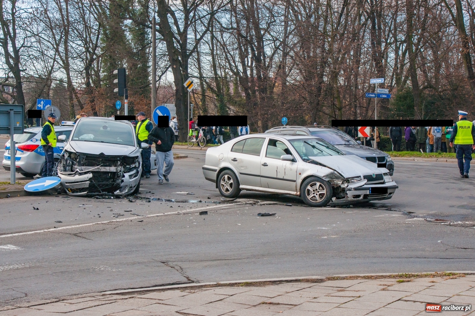 Zdjęcie w galerii na portalu naszraciborz.pl: Kraksa przy Mechaniku. 18-latek wymusił pierwszeństwo  wiadomości z regionu