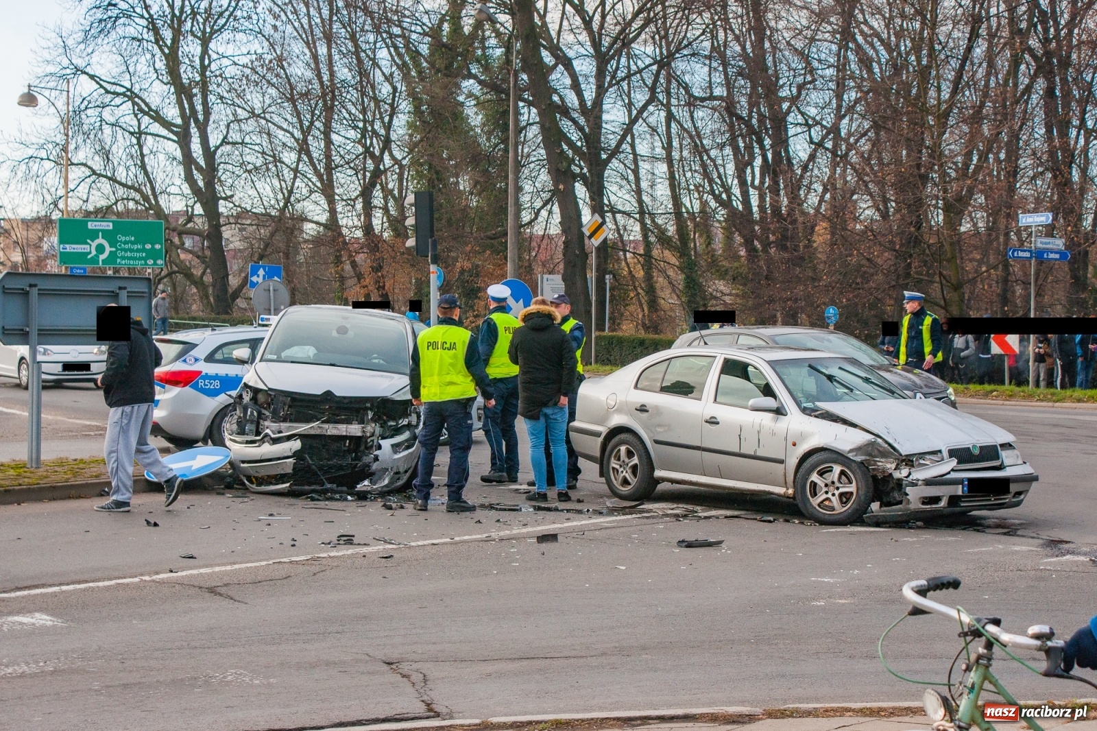 Zdjęcie w galerii na portalu naszraciborz.pl: Kraksa przy Mechaniku. 18-latek wymusił pierwszeństwo  wiadomości z regionu