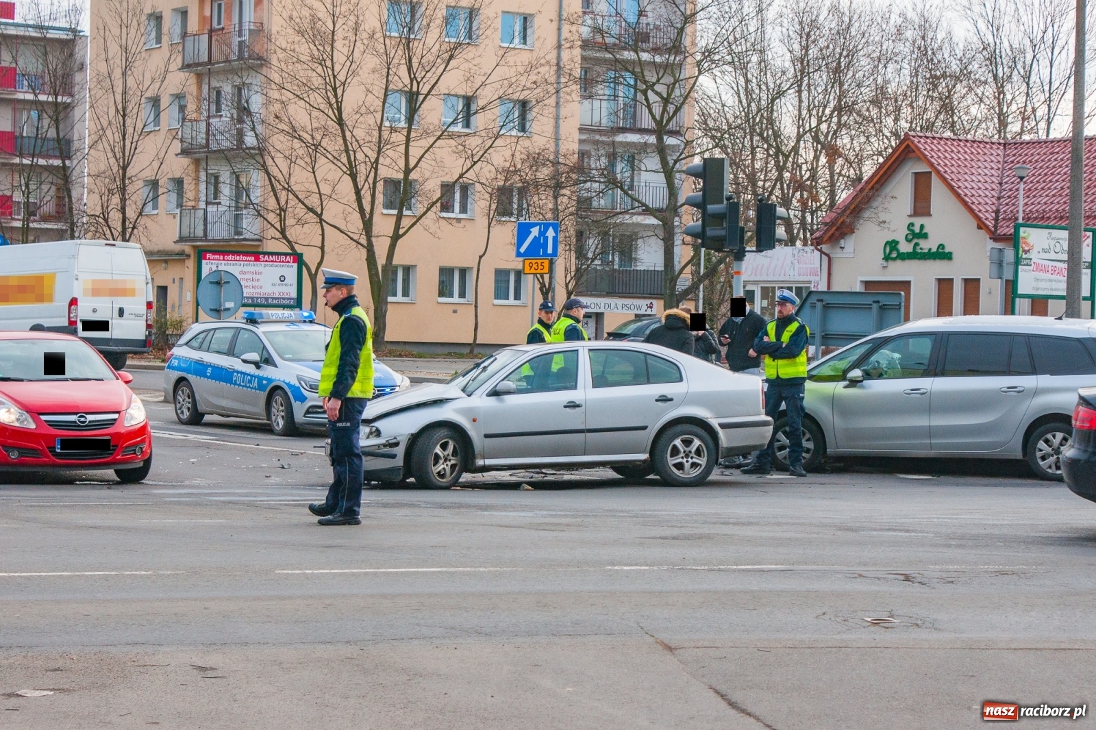 Zdjęcie w galerii na portalu naszraciborz.pl: Kraksa przy Mechaniku. 18-latek wymusił pierwszeństwo  wiadomości z regionu
