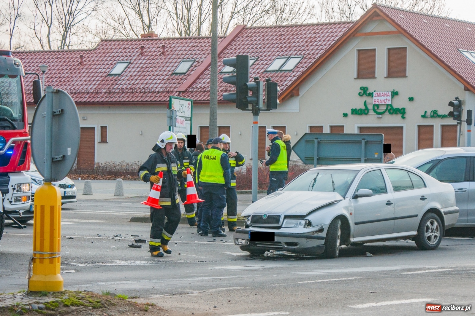 Zdjęcie w galerii na portalu naszraciborz.pl: Kraksa przy Mechaniku. 18-latek wymusił pierwszeństwo  wiadomości z regionu