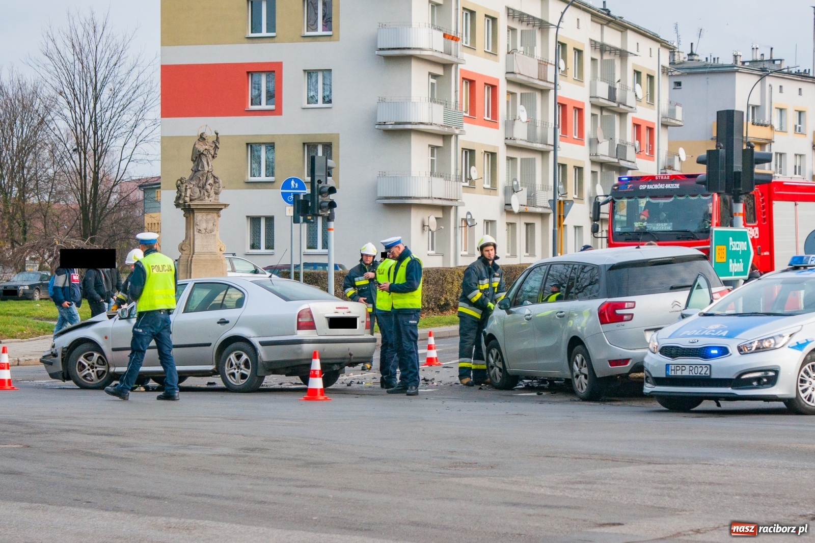 Zdjęcie w galerii na portalu naszraciborz.pl: Kraksa przy Mechaniku. 18-latek wymusił pierwszeństwo  wiadomości z regionu