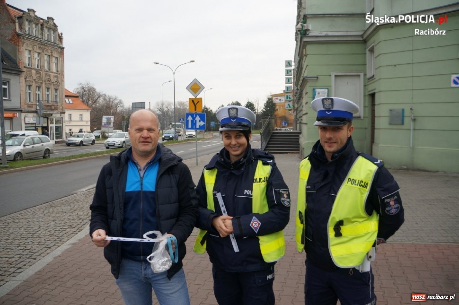 Zdjęcie w galerii na portalu naszraciborz.pl: Akcja NURD. Policjanci rozdają odblaski wiadomości z regionu