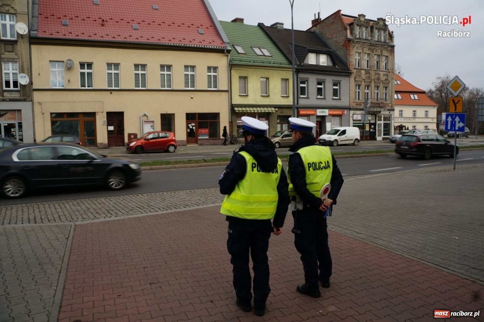 Zdjęcie w galerii na portalu naszraciborz.pl: Akcja NURD. Policjanci rozdają odblaski wiadomości z regionu