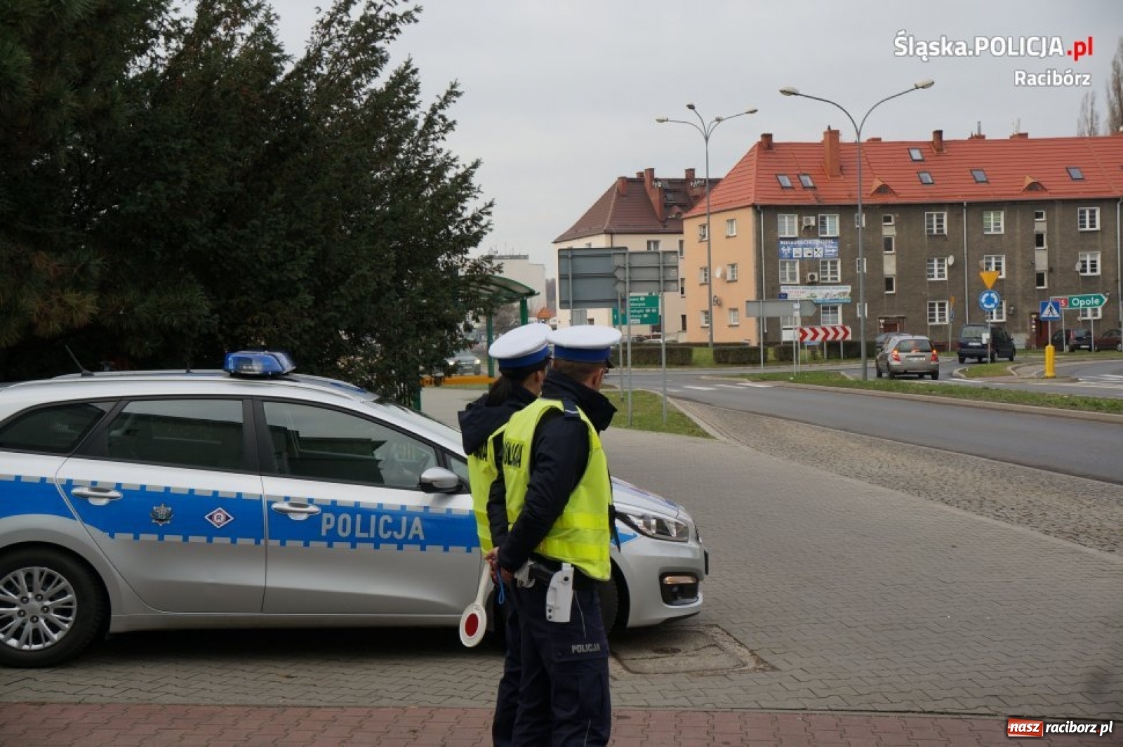Zdjęcie w galerii na portalu naszraciborz.pl: Akcja NURD. Policjanci rozdają odblaski wiadomości z regionu