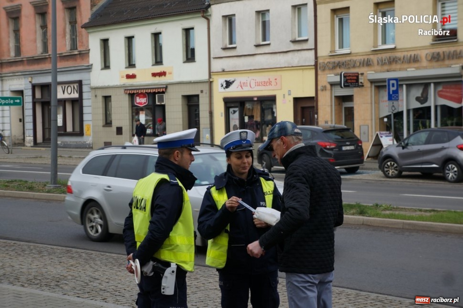 Zdjęcie w galerii na portalu naszraciborz.pl: Akcja NURD. Policjanci rozdają odblaski wiadomości z regionu