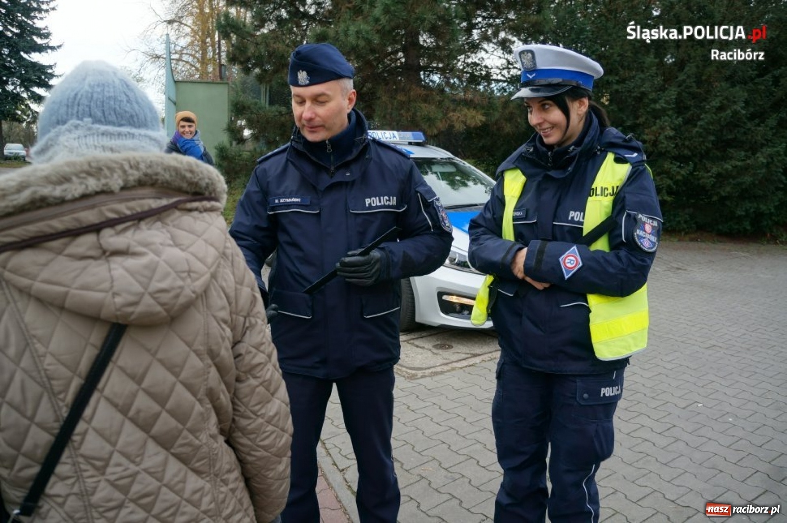 Zdjęcie w galerii na portalu naszraciborz.pl: Akcja NURD. Policjanci rozdają odblaski wiadomości z regionu