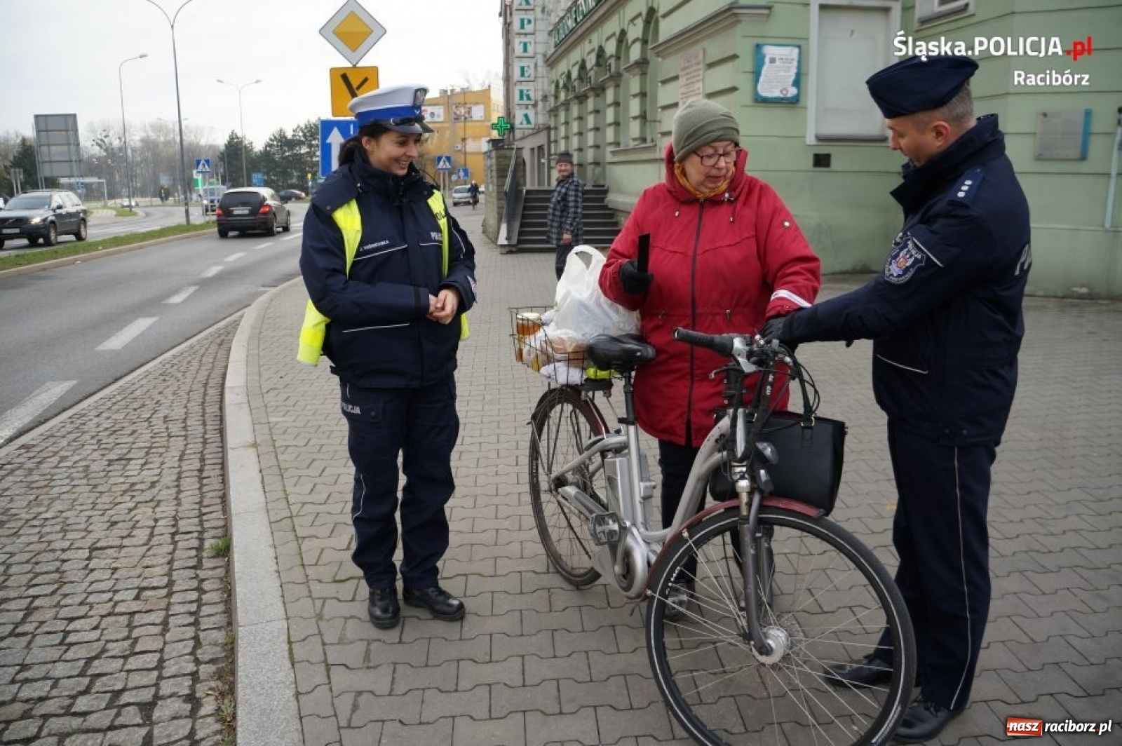 Zdjęcie w galerii na portalu naszraciborz.pl: Akcja NURD. Policjanci rozdają odblaski wiadomości z regionu