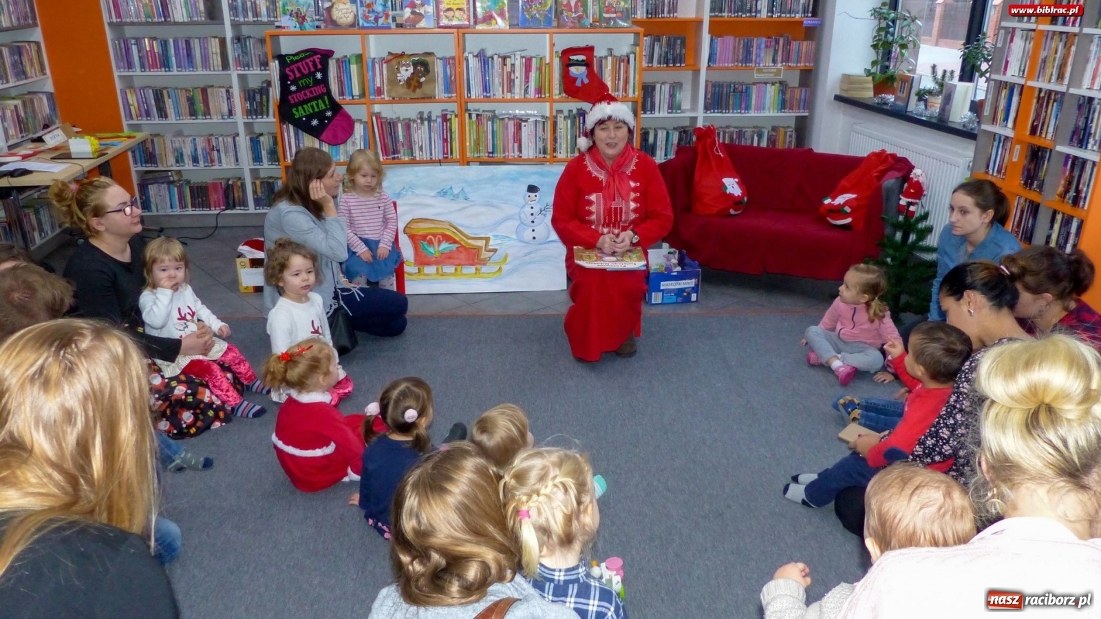 Zdjęcie w galerii na portalu naszraciborz.pl: Święty Mikołaj odwiedził biblioteczny Klub Malucha wiadomości z regionu