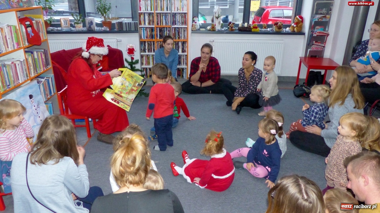 Zdjęcie w galerii na portalu naszraciborz.pl: Święty Mikołaj odwiedził biblioteczny Klub Malucha wiadomości z regionu