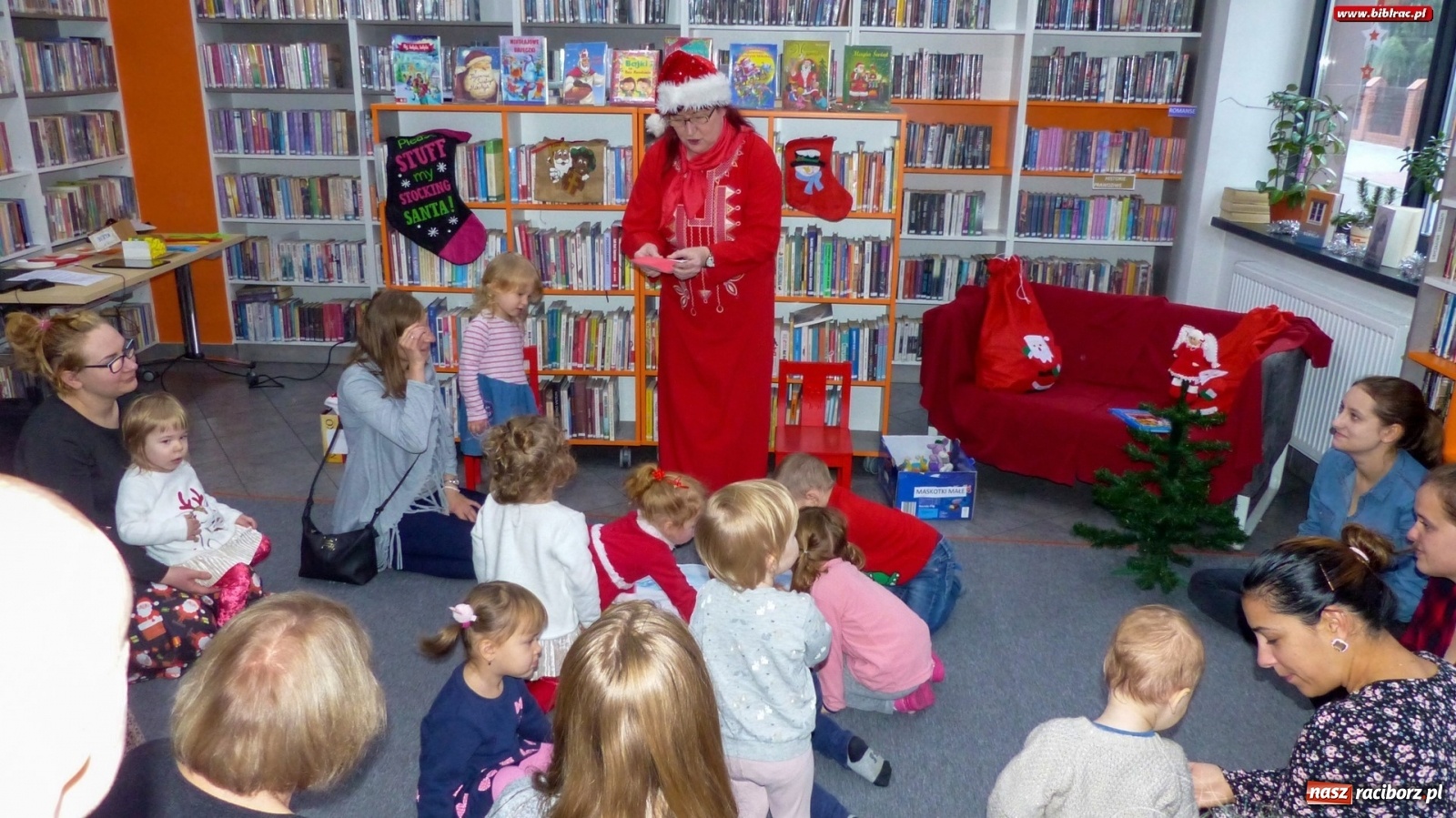 Zdjęcie w galerii na portalu naszraciborz.pl: Święty Mikołaj odwiedził biblioteczny Klub Malucha wiadomości z regionu