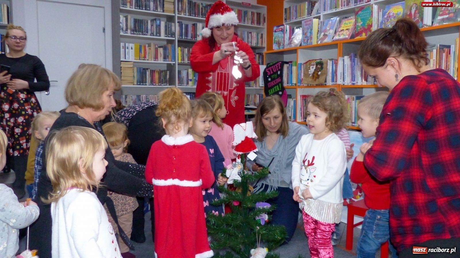 Zdjęcie w galerii na portalu naszraciborz.pl: Święty Mikołaj odwiedził biblioteczny Klub Malucha wiadomości z regionu
