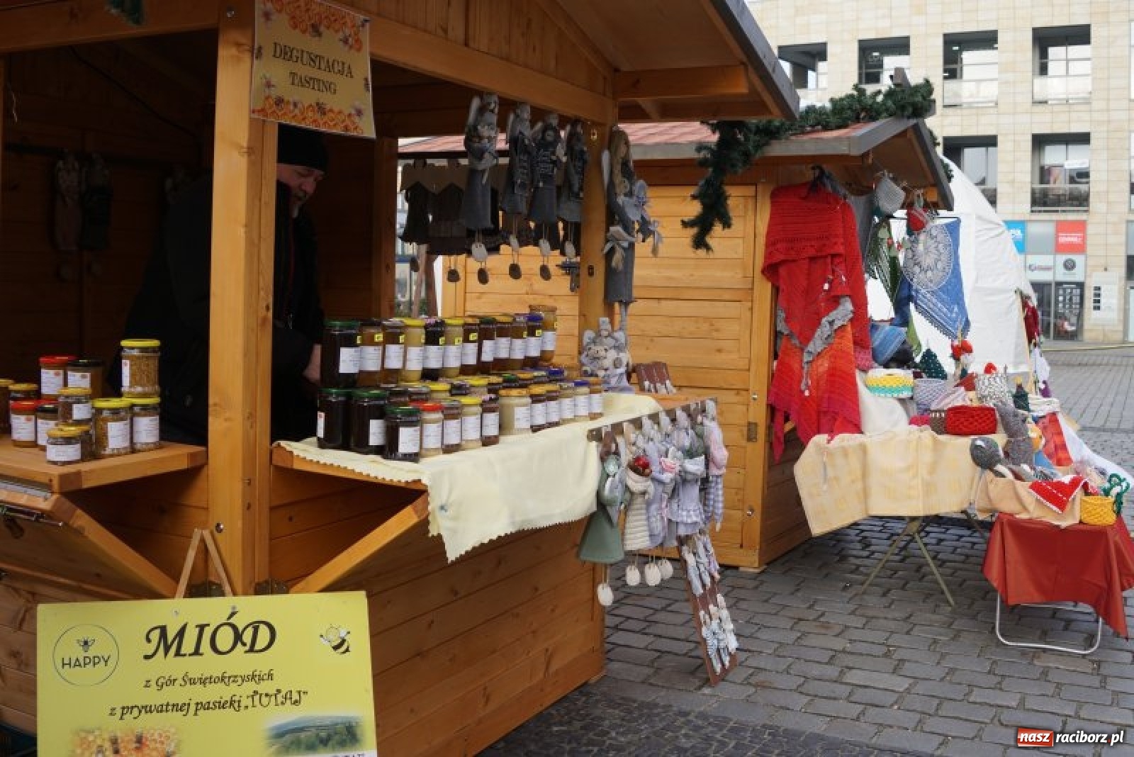 Zdjęcie w galerii na portalu naszraciborz.pl: Przez świetlne bramy na zakupy. Ruszył raciborski jarmark [FOTO i WIDEO] wiadomości z regionu