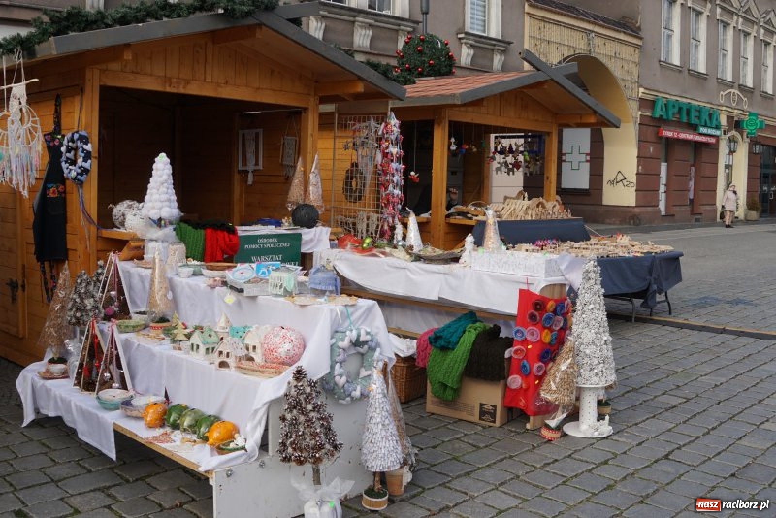 Zdjęcie w galerii na portalu naszraciborz.pl: Przez świetlne bramy na zakupy. Ruszył raciborski jarmark [FOTO i WIDEO] wiadomości z regionu