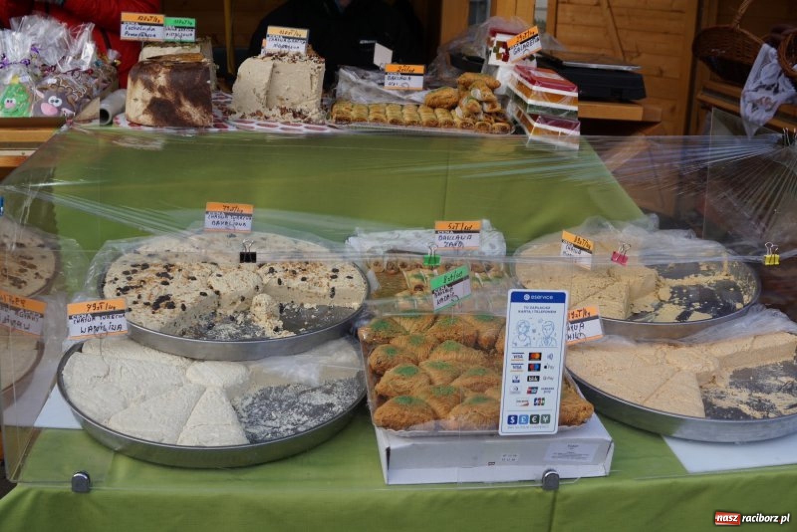 Zdjęcie w galerii na portalu naszraciborz.pl: Przez świetlne bramy na zakupy. Ruszył raciborski jarmark [FOTO i WIDEO] wiadomości z regionu