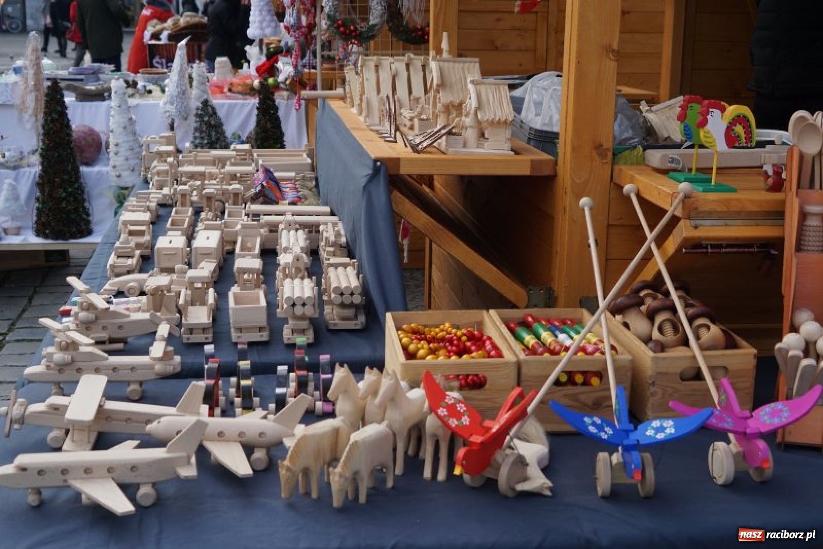 Zdjęcie w galerii na portalu naszraciborz.pl: Przez świetlne bramy na zakupy. Ruszył raciborski jarmark [FOTO i WIDEO] wiadomości z regionu